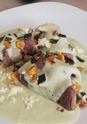 Una foto de Milanesa de res rellena con salsa de aguacate
