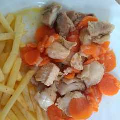 Una foto de Pollo con zanahorias