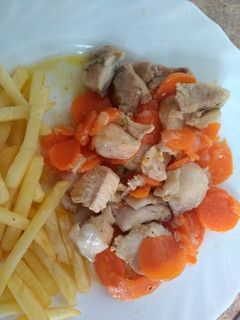Una foto de Pollo con zanahorias