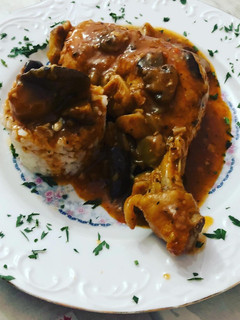 Una foto de Pollo guisado con setas de cultivo y aromas de hierbas provenzales