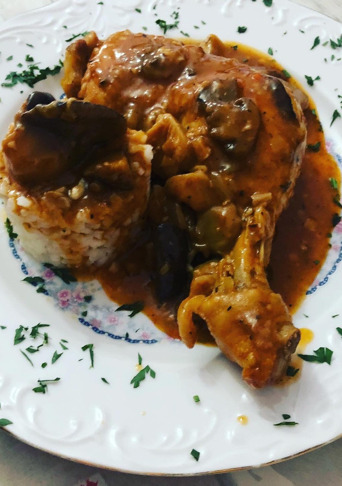 Una foto de Pollo guisado con setas de cultivo y aromas de hierbas provenzales