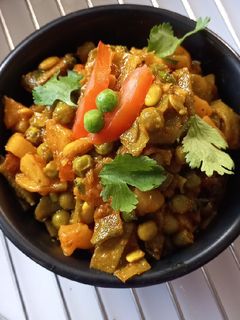 વટાણા નું મીકસ શાક (Vatana Mix Shak Recipe In Gujarati) રેસીપી મુખ્ય ફોટો