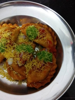 જામનગર ઘૂઘરા રેસીપી મુખ્ય ફોટો