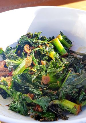 Foto principal de Kale con champiñones, piñones y otras cosas!