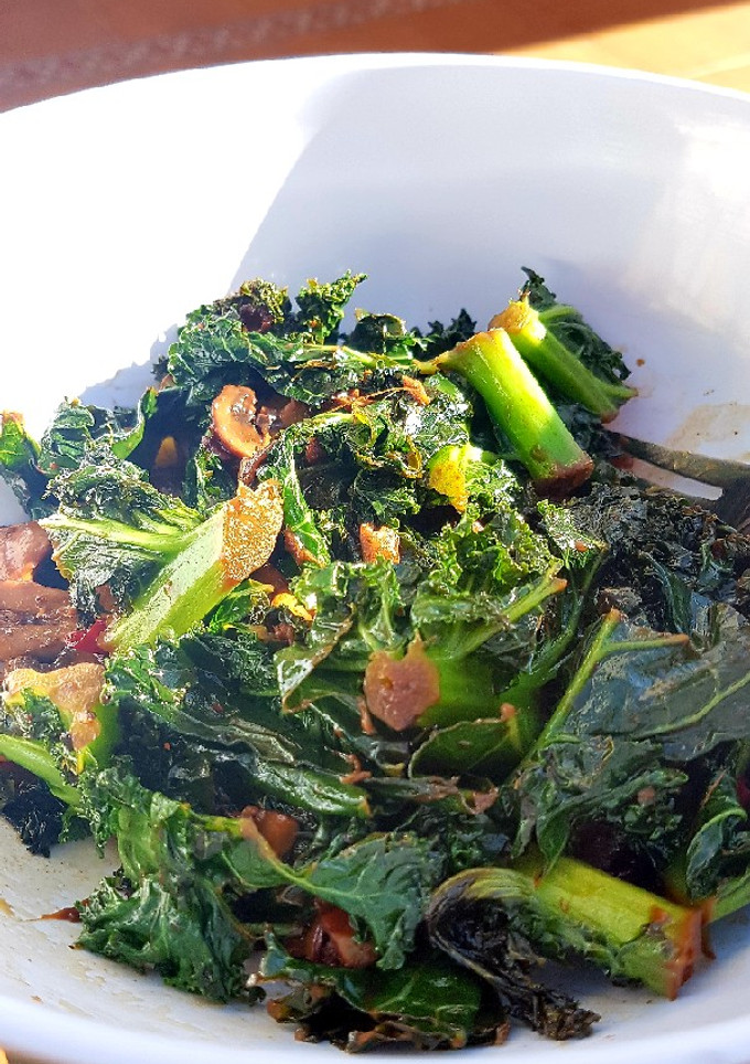 Una foto de Kale con champiñones, piñones y otras cosas!