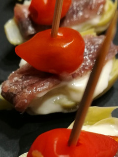 Una foto de Pincho de alcachofa y anchoa