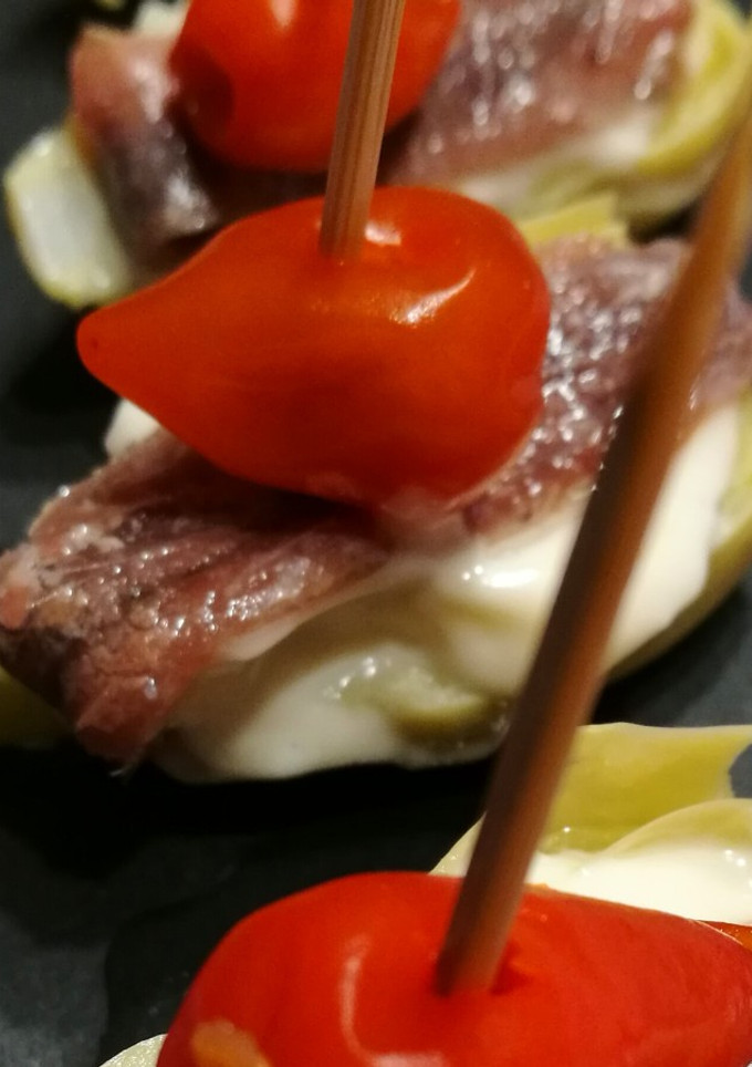 Una foto de Pincho de alcachofa y anchoa