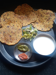 મીસ્સી રોટી(Missi Roti Recipe In Gujarati) રેસીપી મુખ્ય ફોટો