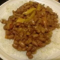 A picture of Brown beans stew with peppers.