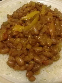 A picture of Brown beans stew with peppers.