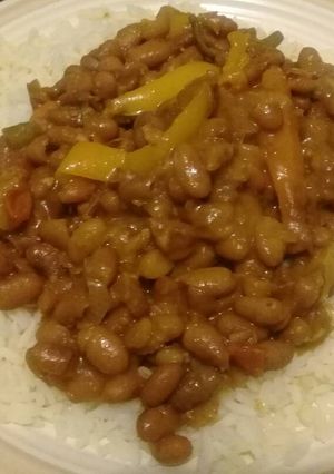 A picture of Brown beans stew with peppers.