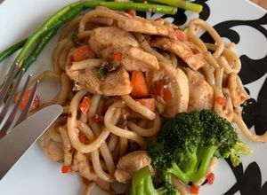 Una foto de Noodles con pollo estilo japonés