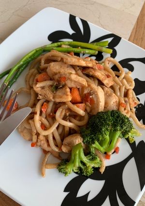 Una foto de Noodles con pollo estilo japonés