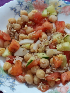 Una foto de Ensalada de garbanzos y atún