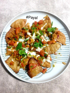 लेफ्ट ओवर पूरी चाट (leftover poori chaat recipe in Hindi) रेसिपी मुख्य फोटो