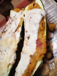 Una foto de Calabacín relleno de patata y verduras