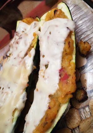 Una foto de Calabacín relleno de patata y verduras