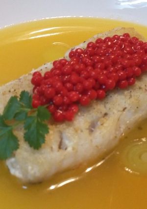Una foto de Lomos de merluza en salsa con perlas de arenque
