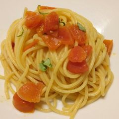 A picture of Spaghetti with fresh cherry tomatoes, garlic and chilli.