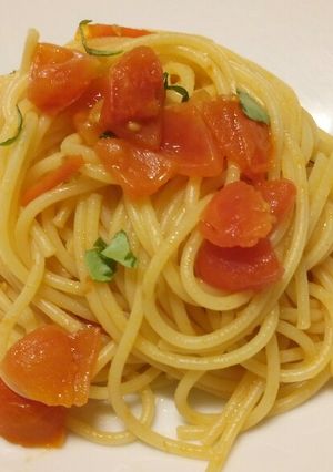 A picture of Spaghetti with fresh cherry tomatoes, garlic and chilli.