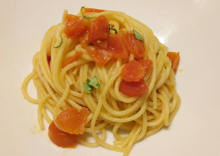 Steps to Make Tasty Spaghetti with fresh cherry tomatoes, garlic and chilli