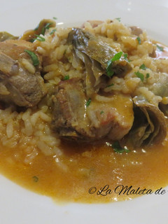 Una foto de Arroz caldoso con costilla y alcachofas