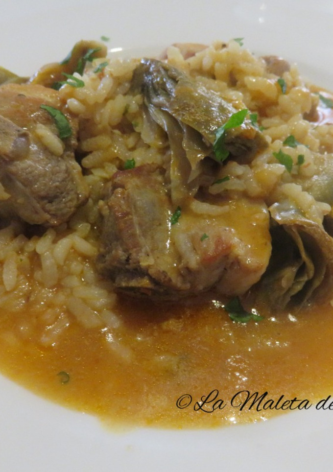 Una foto de Arroz caldoso con costilla y alcachofas
