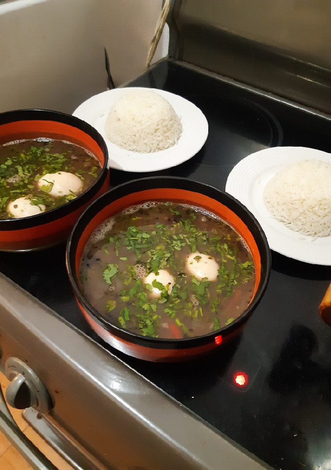 Una foto de Sopa negra con huevo duro