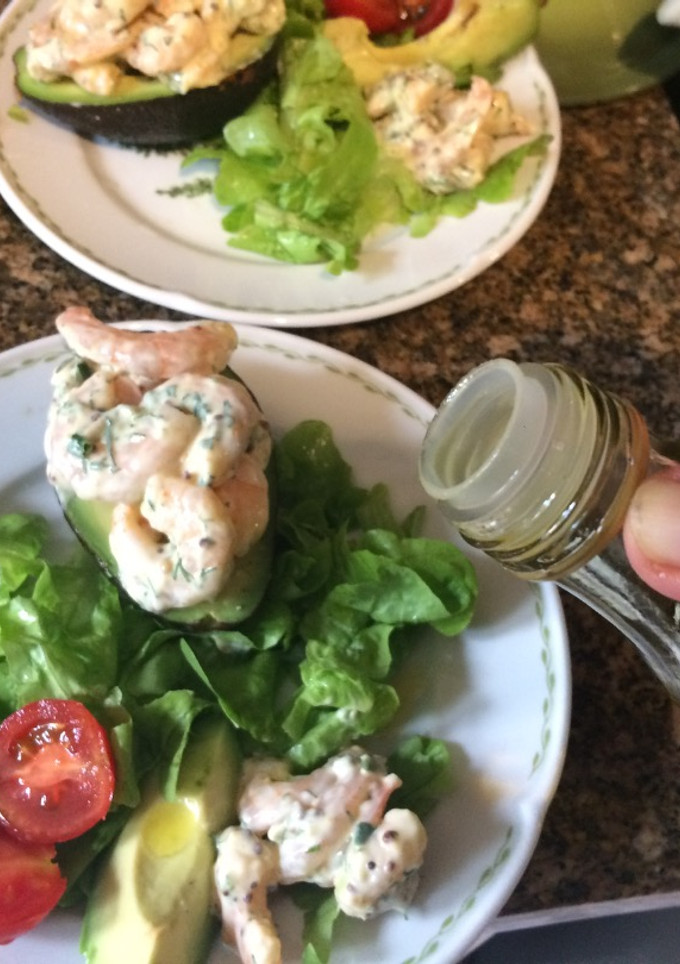 Una foto de Palta/aguacate relleno con camarones