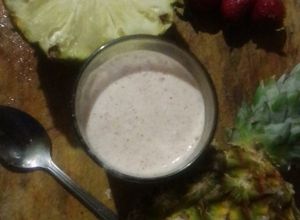 Una foto de Smoothie de ananá🍍 y frutillas🍓 o piña y fresas