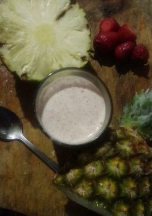 Una foto de Smoothie de ananá🍍 y frutillas🍓 o piña y fresas