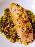 Filetto di Salmone con Pesto e Pistacchi Tostati