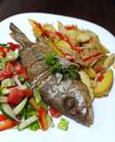 Рибка запечена з картоплею та овочами 🐟