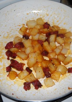 Una foto de Papas salteadas con pimentón y cantimpalo