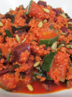 Una foto de Bulgur con remolacha y calabacín - veggie