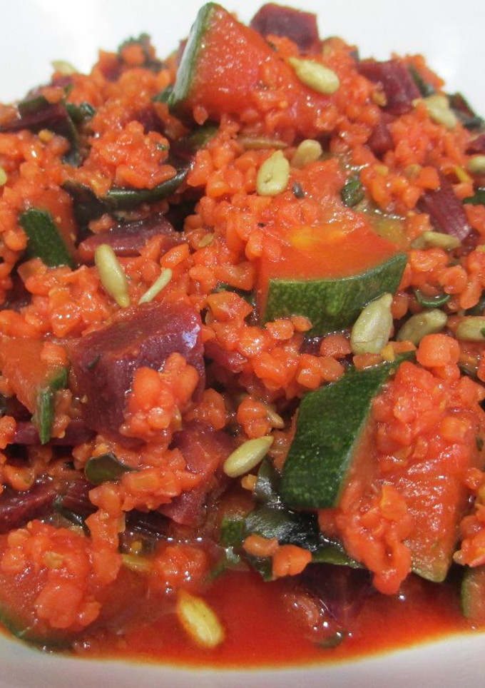 Una foto de Bulgur con remolacha y calabacín - veggie