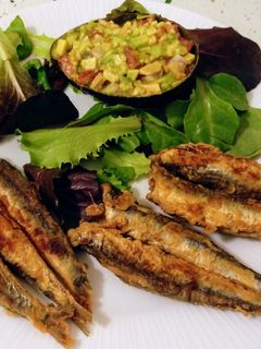 Una foto de Boquerones fritos y ensalada de guacamole