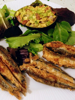 Una foto de Boquerones fritos y ensalada de guacamole