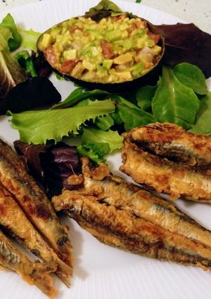 Una foto de Boquerones fritos y ensalada de guacamole