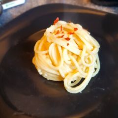 A picture of Spaghetti with garlic, oil and potato.
