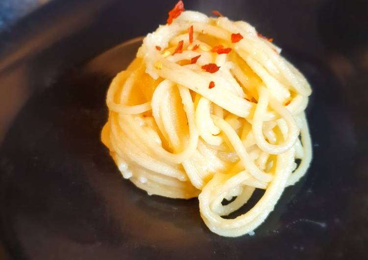 Spaghetti with garlic, oil and potato