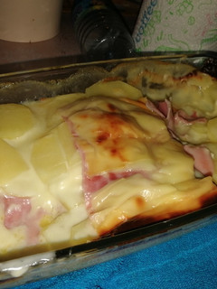 Una foto de Patatas gratinadas con queso y jamón cocido