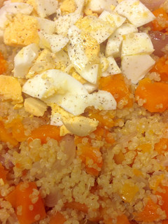 Una foto de Quinoa con calabaza y cebolla