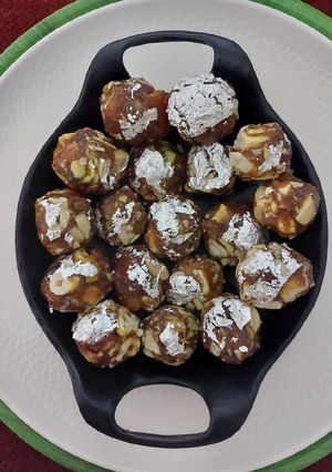 ખજુર ડ્રાયફ્રુટસ લાડુ (Khajoor Dryfruits Ladoo Recipe In Gujarati) રેસીપી મુખ્ય ફોટો
