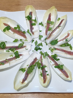 Una foto de Endibias con queso fresco y anchoas