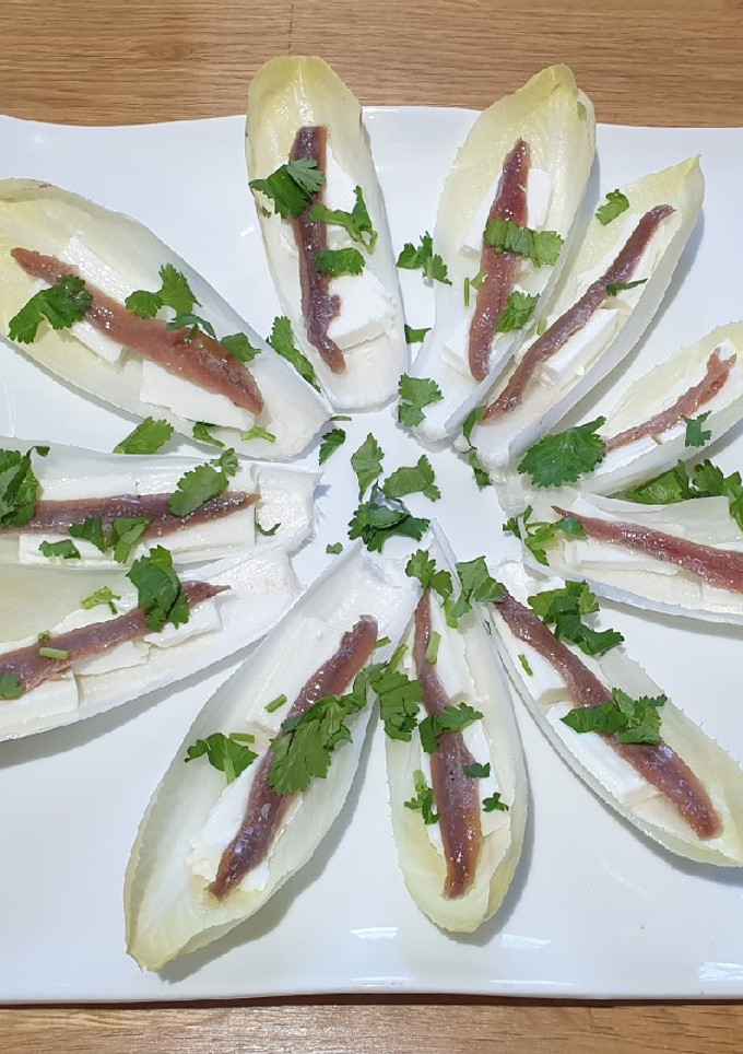 Una foto de Endibias con queso fresco y anchoas