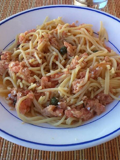 Una foto de Spaghetti con atún, tomate y huevo