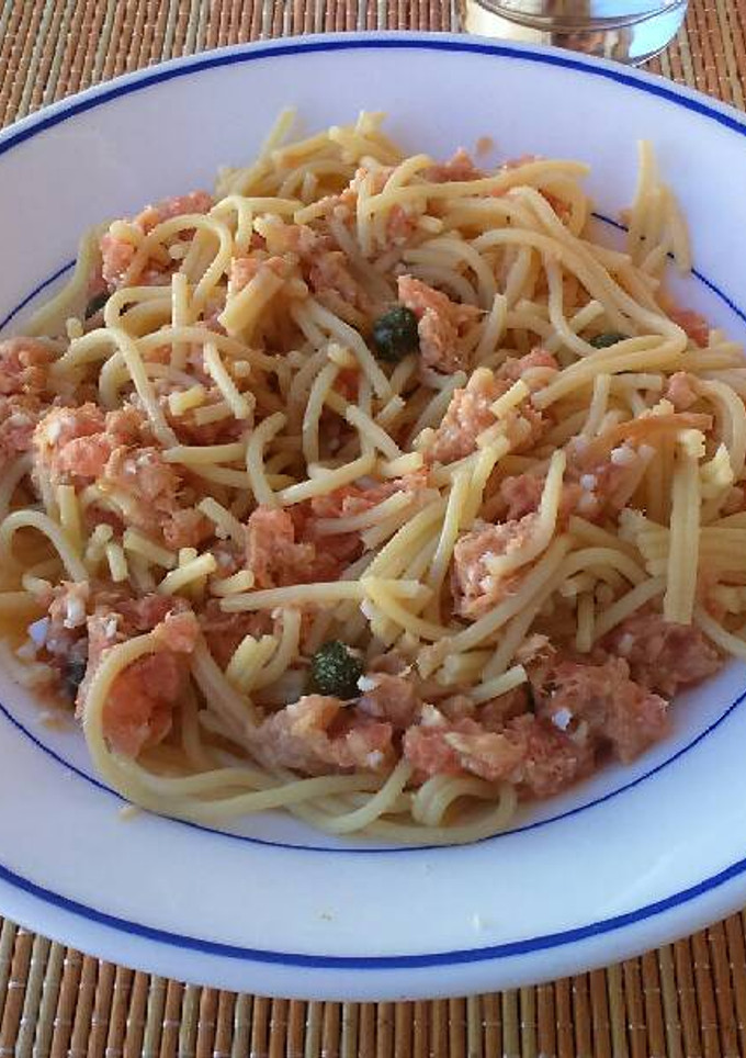 Una foto de Spaghetti con atún, tomate y huevo