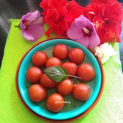 A picture of Gulab Jamun.