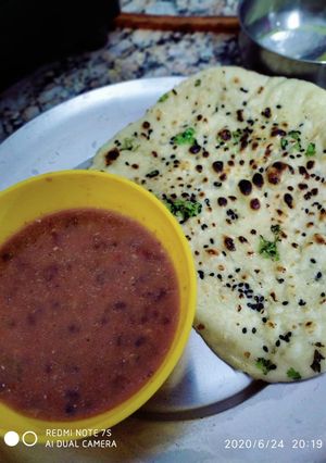 A picture of Dal makhni with butter naan.
